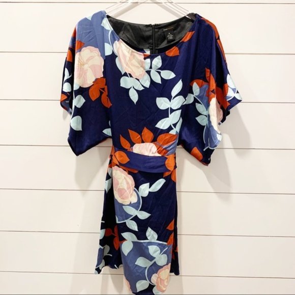 BCBGMaxAzria Dresses & Skirts - BCBGMaxAzria 100% Silk Floral Print Sz M Dress